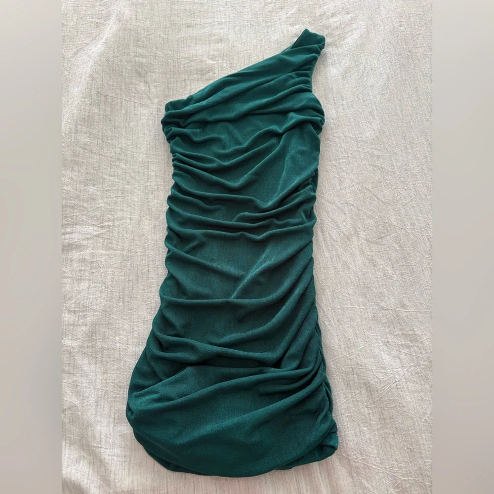 Lucy in the Sky Ruched One Shoulder Dress in Emerald Green - Picture 5 of 8